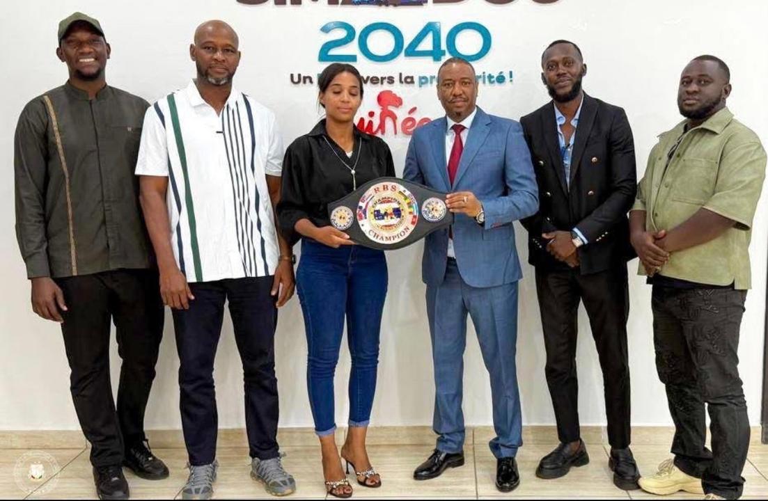 Fatima Kourouma avec sa ceinture de championne du monde de Thaï Boxing représentant la Guinée