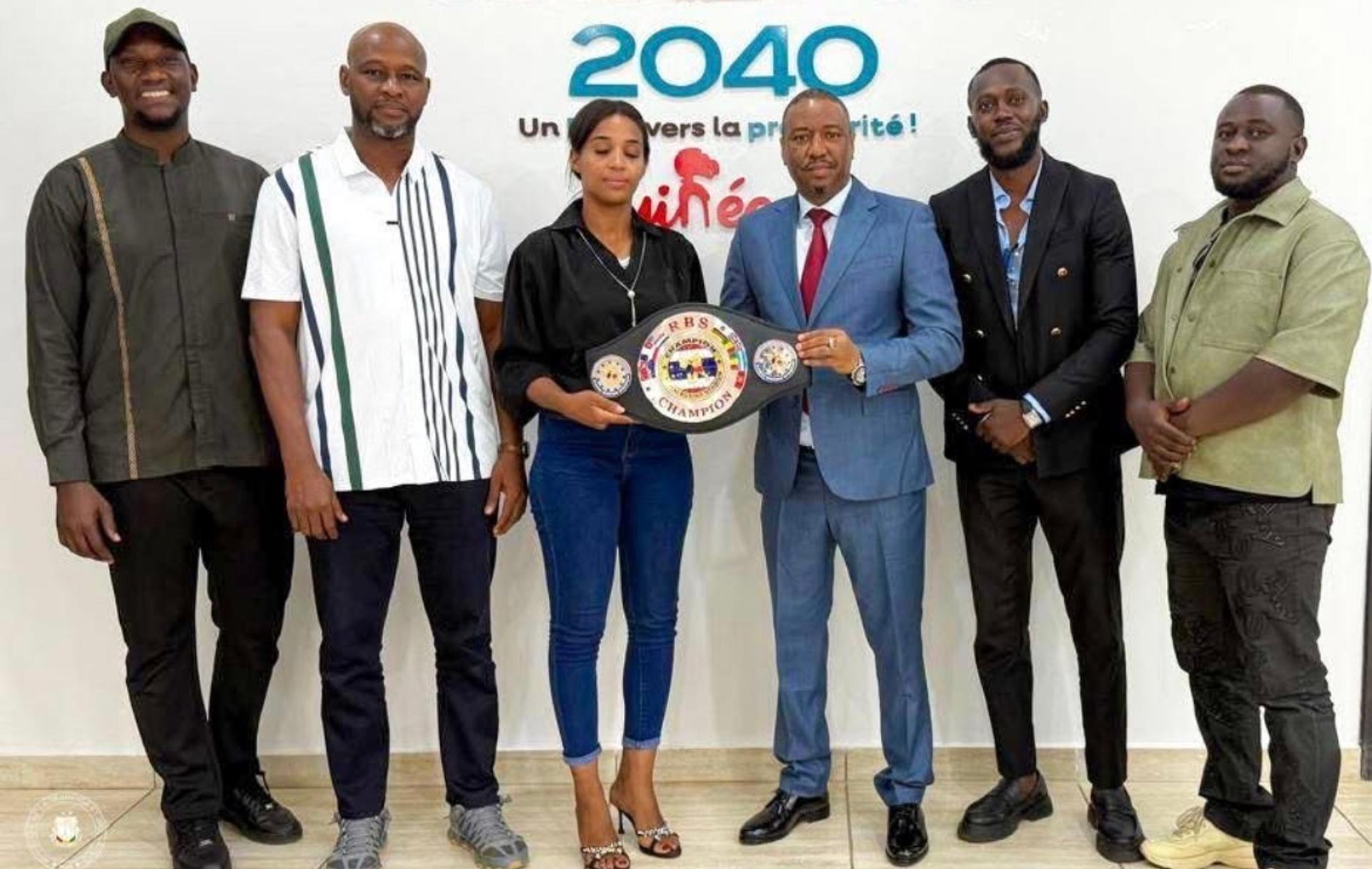 Fatima Kourouma avec sa ceinture de championne du monde de Thaï Boxing représentant la Guinée