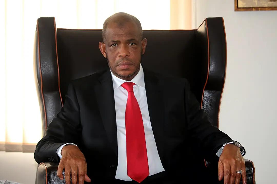 Portrait de Mamadou Saliou Kégnéko Diallo, PDG fondateur du Groupe SONOCO, devant le complexe industriel Les Moulins d'Afrique (LMA) à Conakry.