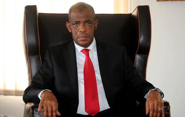Portrait de Mamadou Saliou Kégnéko Diallo, PDG fondateur du Groupe SONOCO, devant le complexe industriel Les Moulins d'Afrique (LMA) à Conakry.