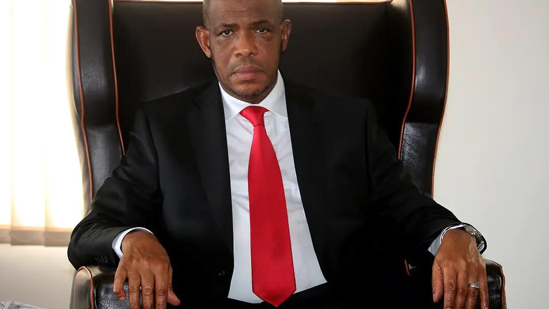 Portrait de Mamadou Saliou Kégnéko Diallo, PDG fondateur du Groupe SONOCO, devant le complexe industriel Les Moulins d'Afrique (LMA) à Conakry.