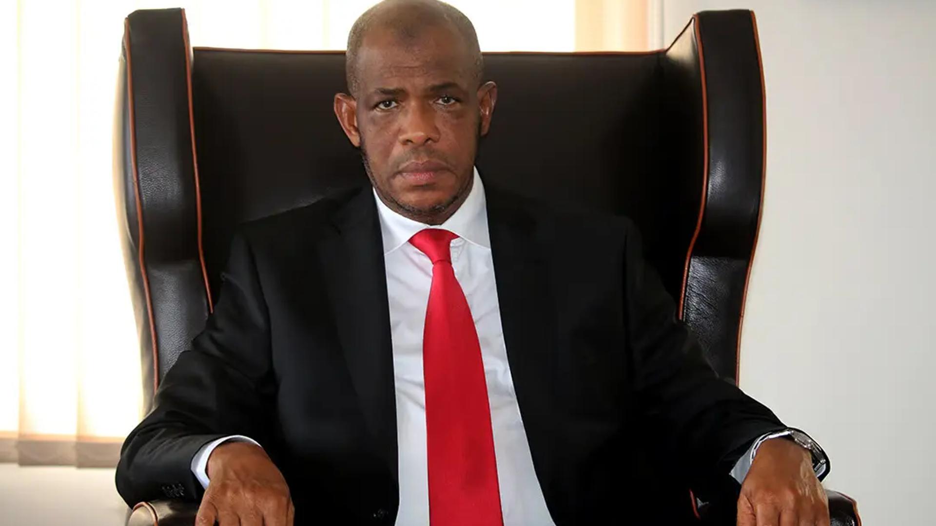 Portrait de Mamadou Saliou Kégnéko Diallo, PDG fondateur du Groupe SONOCO, devant le complexe industriel Les Moulins d'Afrique (LMA) à Conakry.