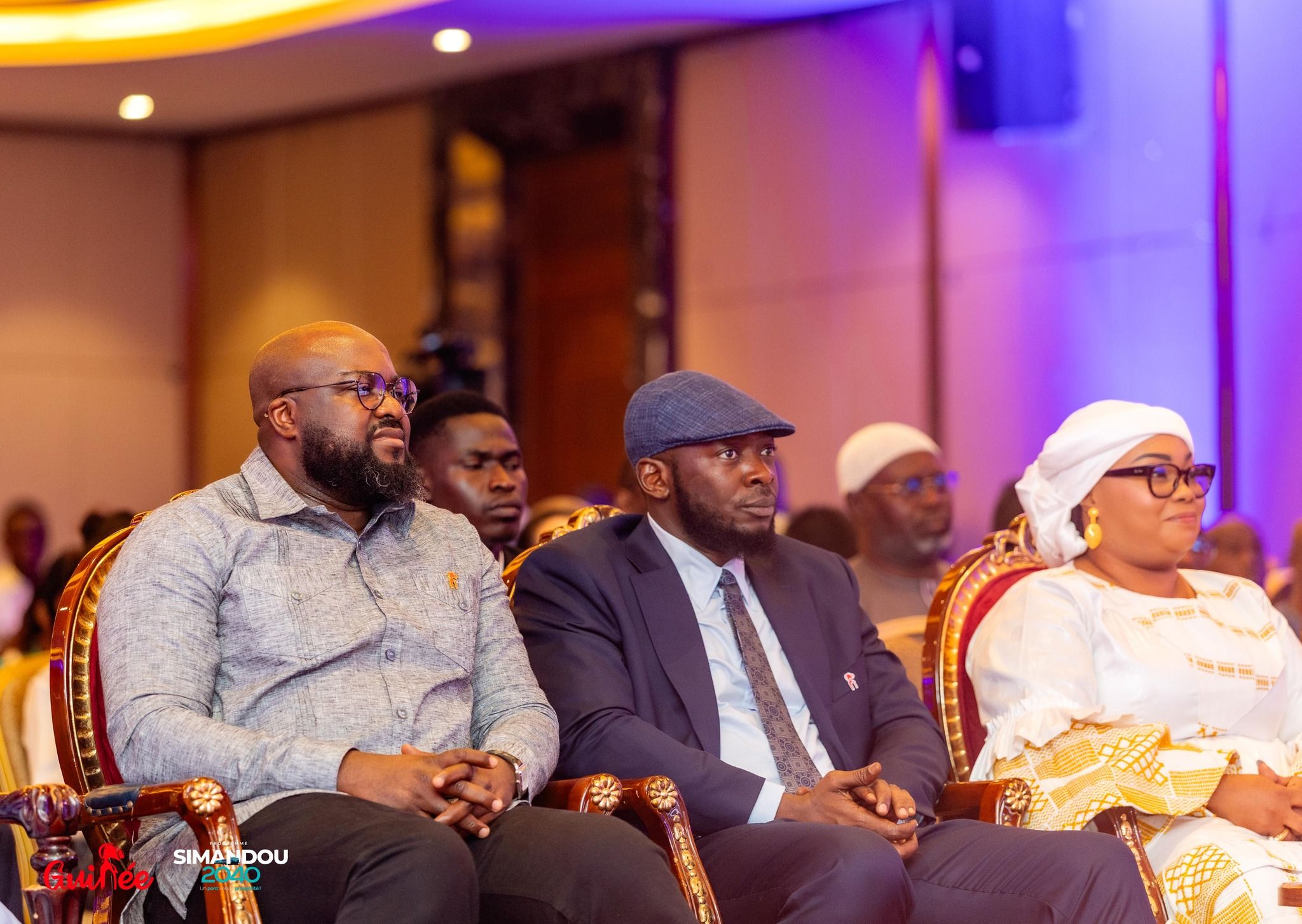 Lancement officiel du Pilier 1 de Simandou 2040 à l'Hôtel Kaloum, avec les officiels guinéens discutant des stratégies de développement agro-industriel.
