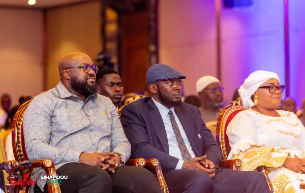 Lancement officiel du Pilier 1 de Simandou 2040 à l'Hôtel Kaloum, avec les officiels guinéens discutant des stratégies de développement agro-industriel.