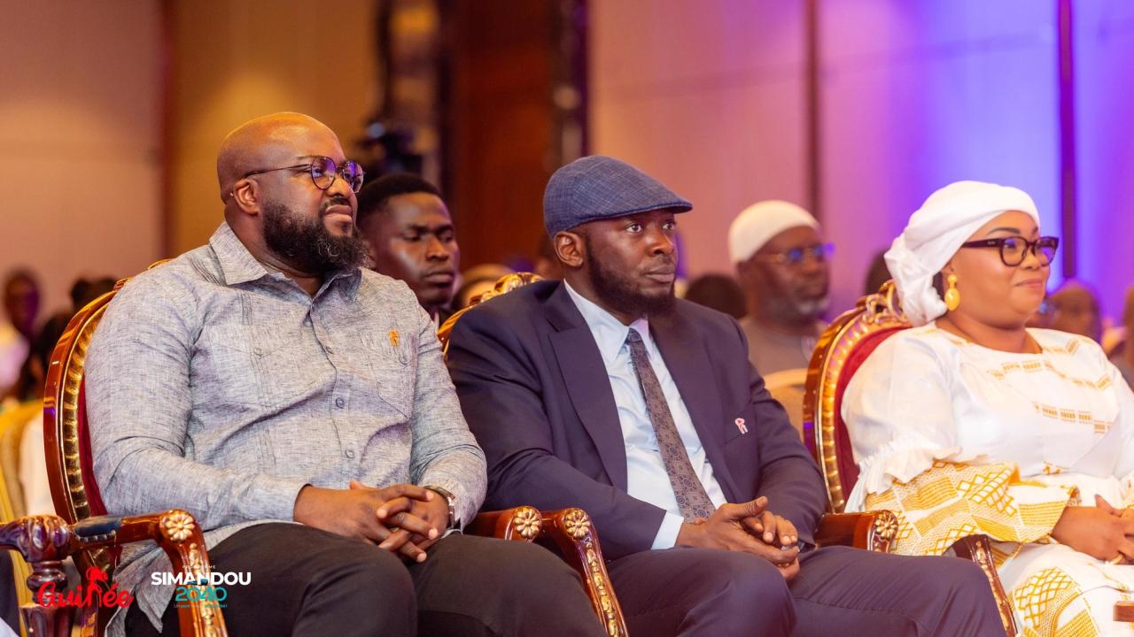 Lancement officiel du Pilier 1 de Simandou 2040 à l'Hôtel Kaloum, avec les officiels guinéens discutant des stratégies de développement agro-industriel.