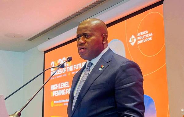 Ministre guinéen Ismaël Nabé présentant le programme Simandou 2040 lors d’un forum à Bruxelles