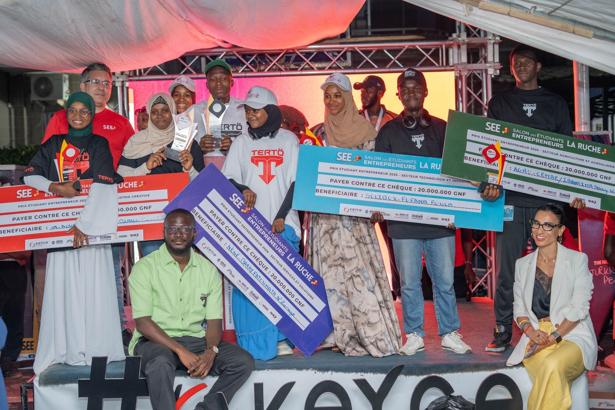 Les 5 Super Lauréats du Salon des Étudiants Entrepreneurs (SEE5) brandissant leurs trophées lors de la cérémonie de clôture à Conakry.
