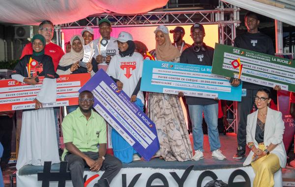 Les 5 Super Lauréats du Salon des Étudiants Entrepreneurs (SEE5) brandissant leurs trophées lors de la cérémonie de clôture à Conakry.