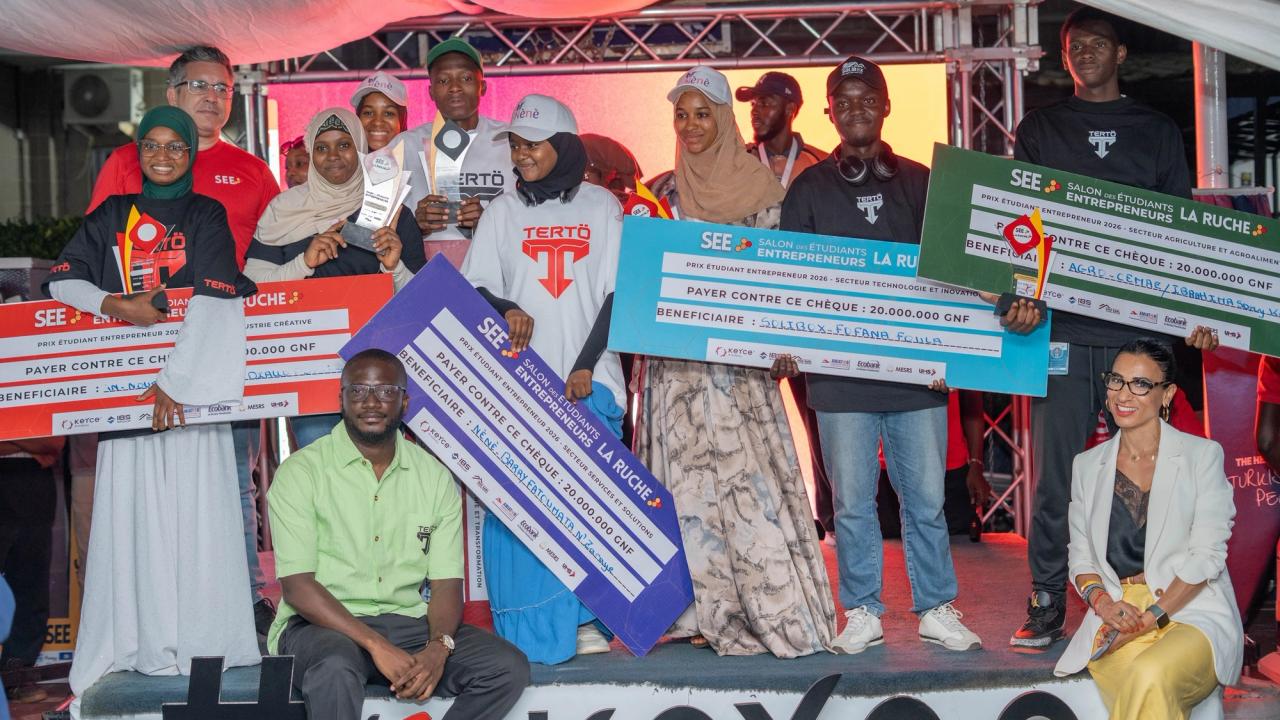 Les 5 Super Lauréats du Salon des Étudiants Entrepreneurs (SEE5) brandissant leurs trophées lors de la cérémonie de clôture à Conakry.