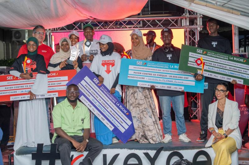 Les 5 Super Lauréats du Salon des Étudiants Entrepreneurs (SEE5) brandissant leurs trophées lors de la cérémonie de clôture à Conakry.