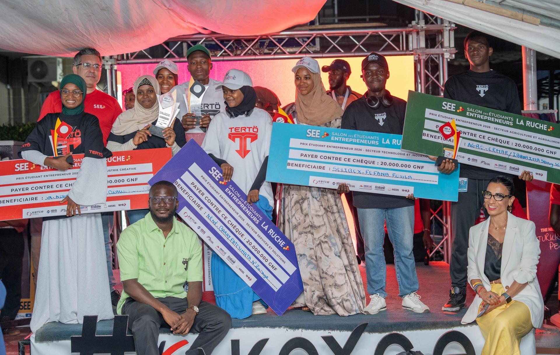 Les 5 Super Lauréats du Salon des Étudiants Entrepreneurs (SEE5) brandissant leurs trophées lors de la cérémonie de clôture à Conakry.