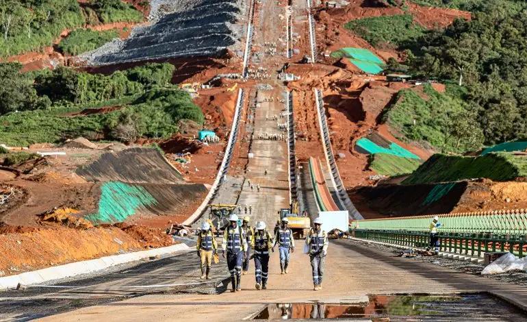 Grues et engins de chantier en pleine activité sur une infrastructure majeure du programme Simandou 2040 en Guinée.