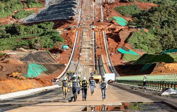 Grues et engins de chantier en pleine activité sur une infrastructure majeure du programme Simandou 2040 en Guinée.