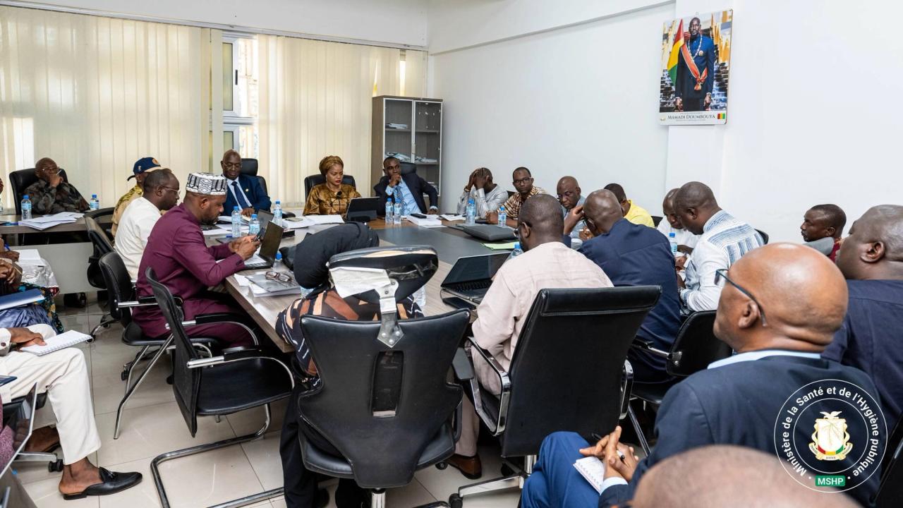 Présentation du budget 2026 par les ministres guinéens devant le Conseil National de la Transition
