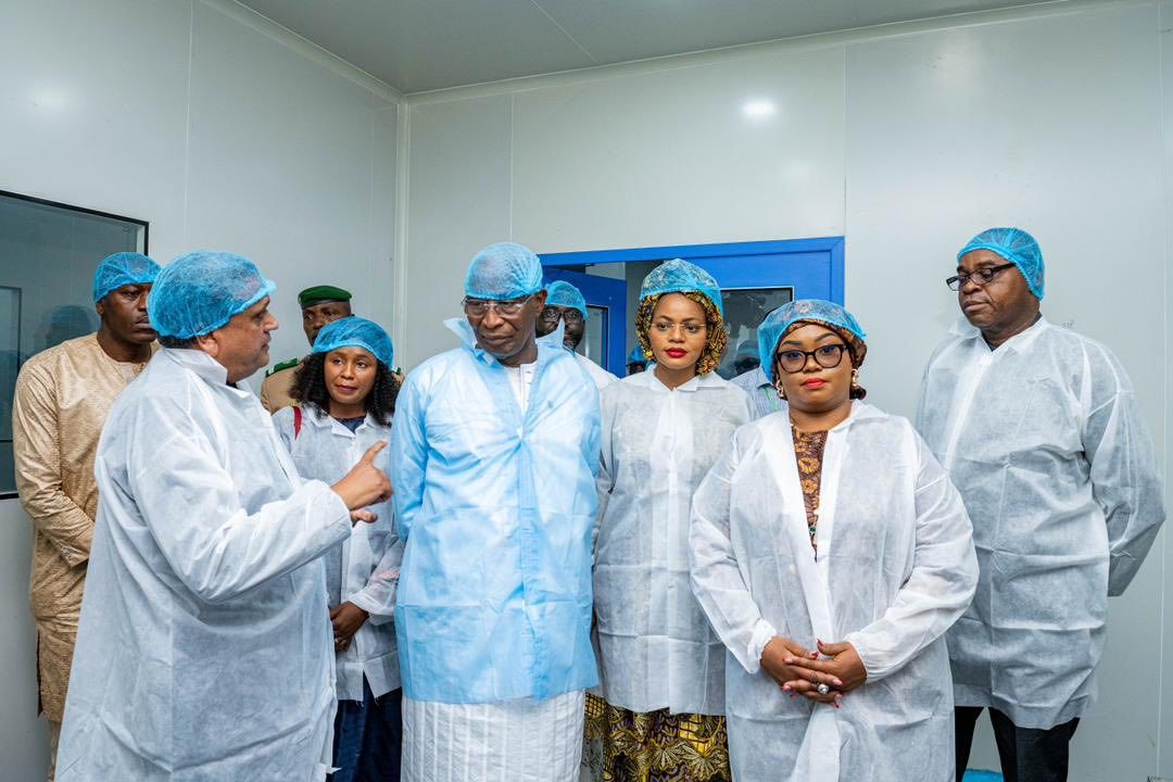 Madame Fatima Camara inaugurant l’usine pharmaceutique MEDNEX AFRICA à Moribayah en Guinée