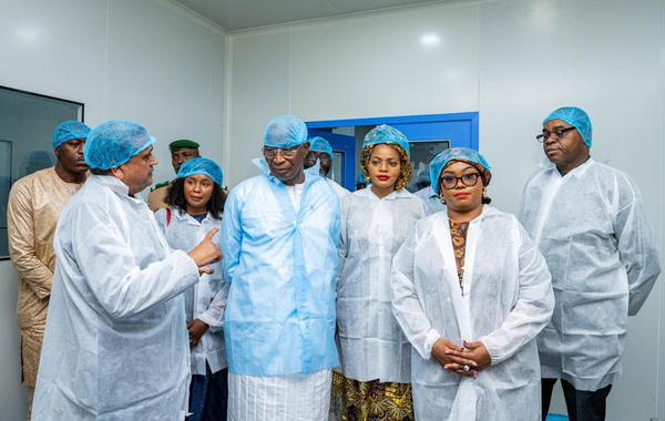 Madame Fatima Camara inaugurant l’usine pharmaceutique MEDNEX AFRICA à Moribayah en Guinée