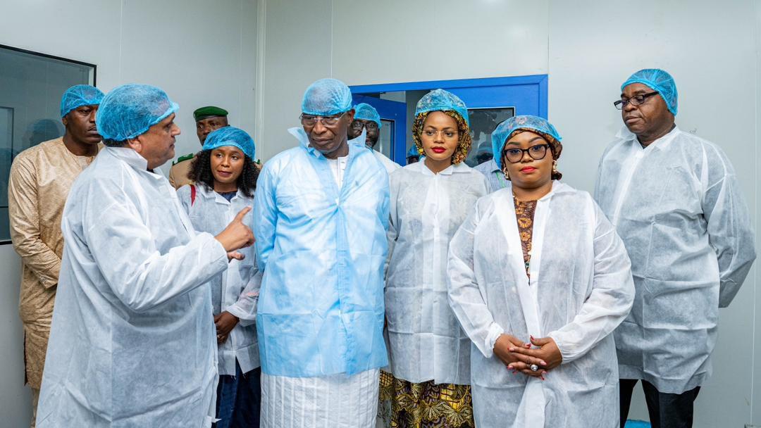 Madame Fatima Camara inaugurant l’usine pharmaceutique MEDNEX AFRICA à Moribayah en Guinée