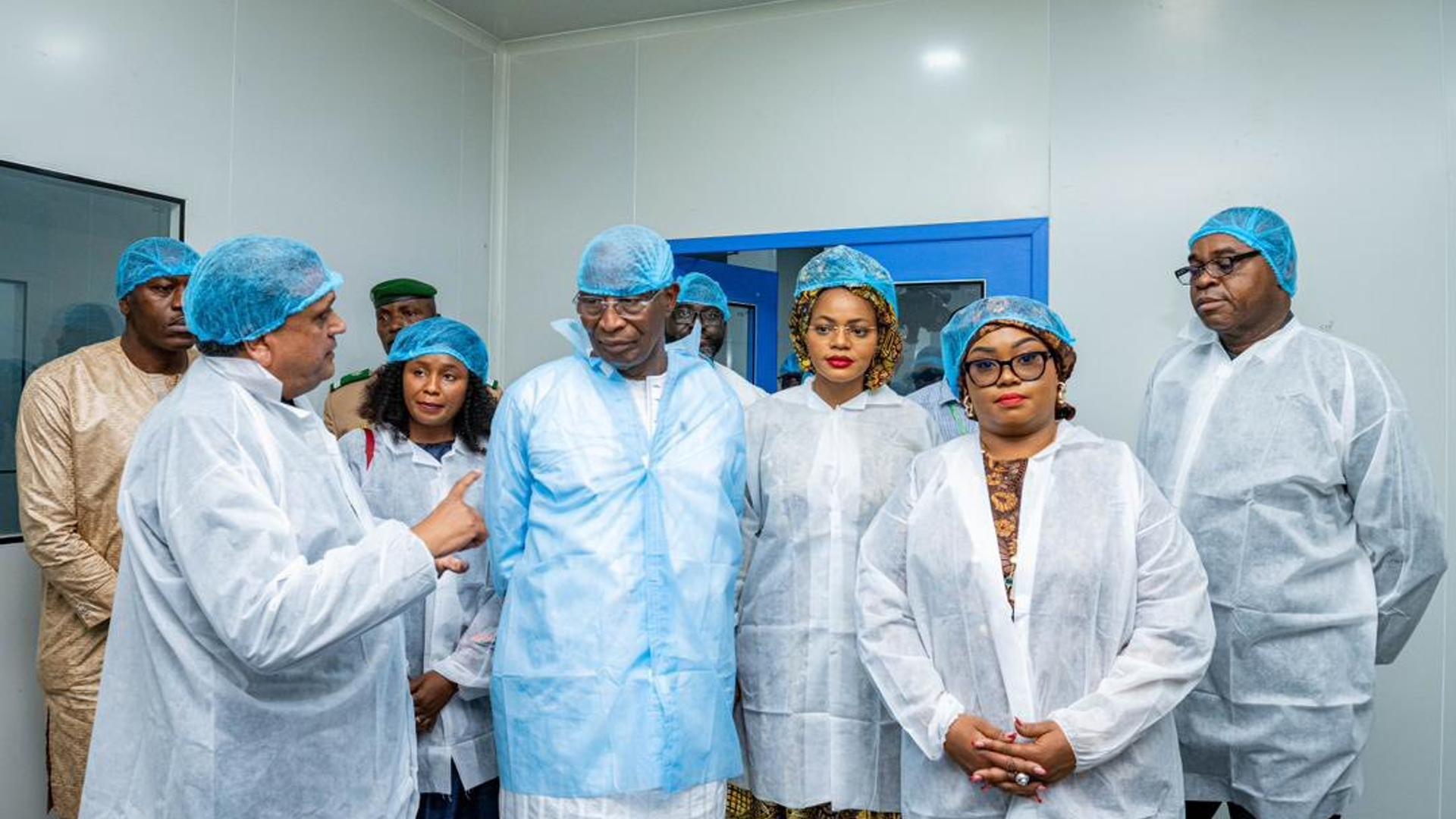 Madame Fatima Camara inaugurant l’usine pharmaceutique MEDNEX AFRICA à Moribayah en Guinée
