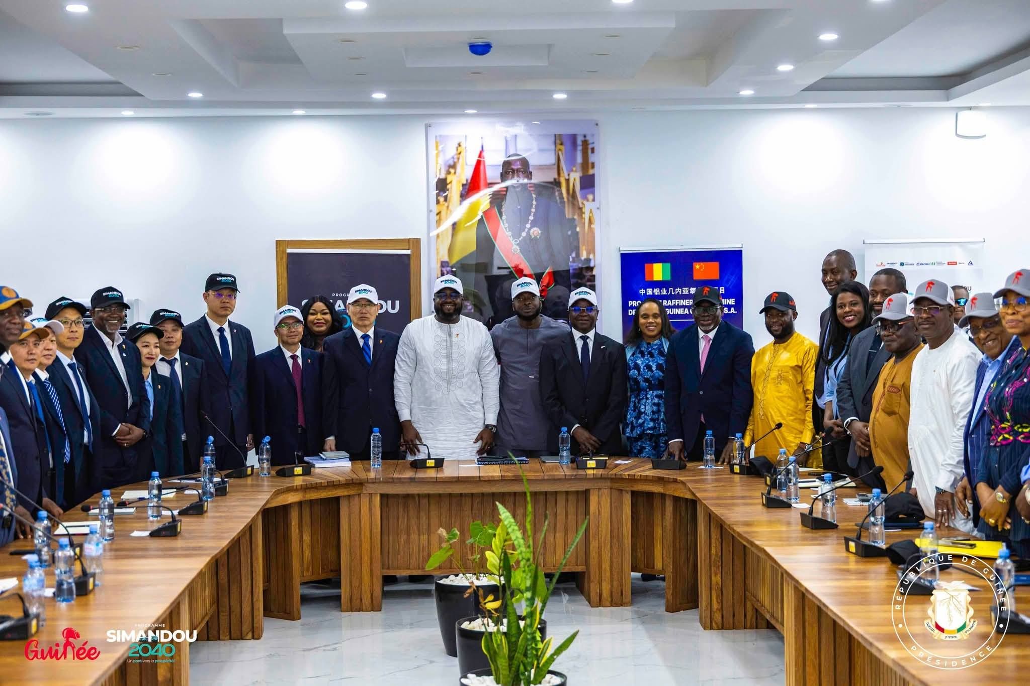 Cérémonie de signature des accords de la raffinerie Chalco à Boffa, symbolisant le transfert de compétences et l'industrialisation de la Guinée.