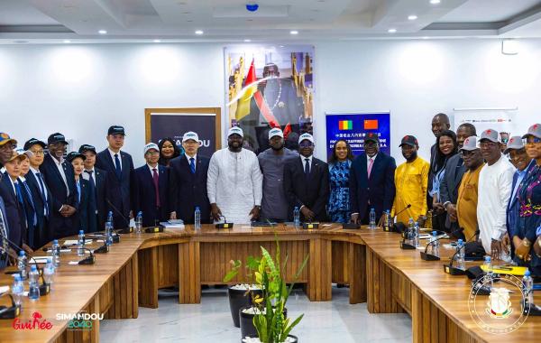 Cérémonie de signature des accords de la raffinerie Chalco à Boffa, symbolisant le transfert de compétences et l'industrialisation de la Guinée.