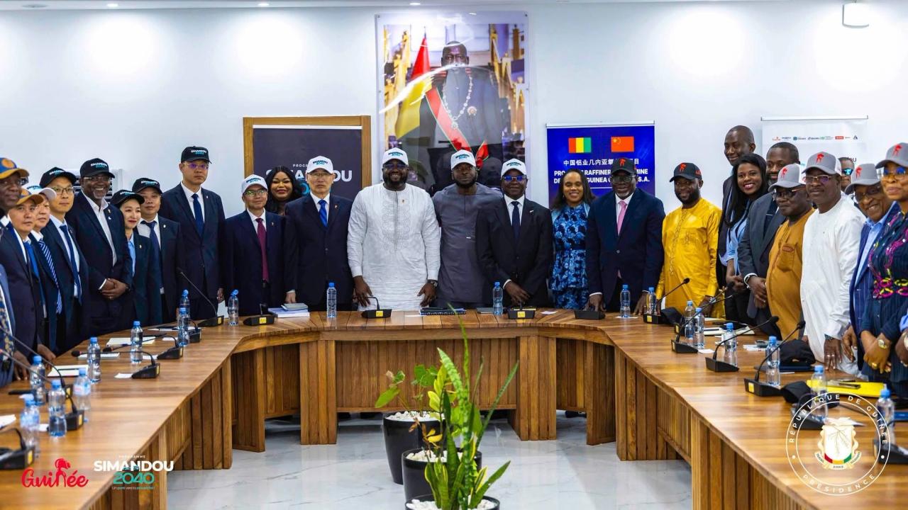 Cérémonie de signature des accords de la raffinerie Chalco à Boffa, symbolisant le transfert de compétences et l'industrialisation de la Guinée.