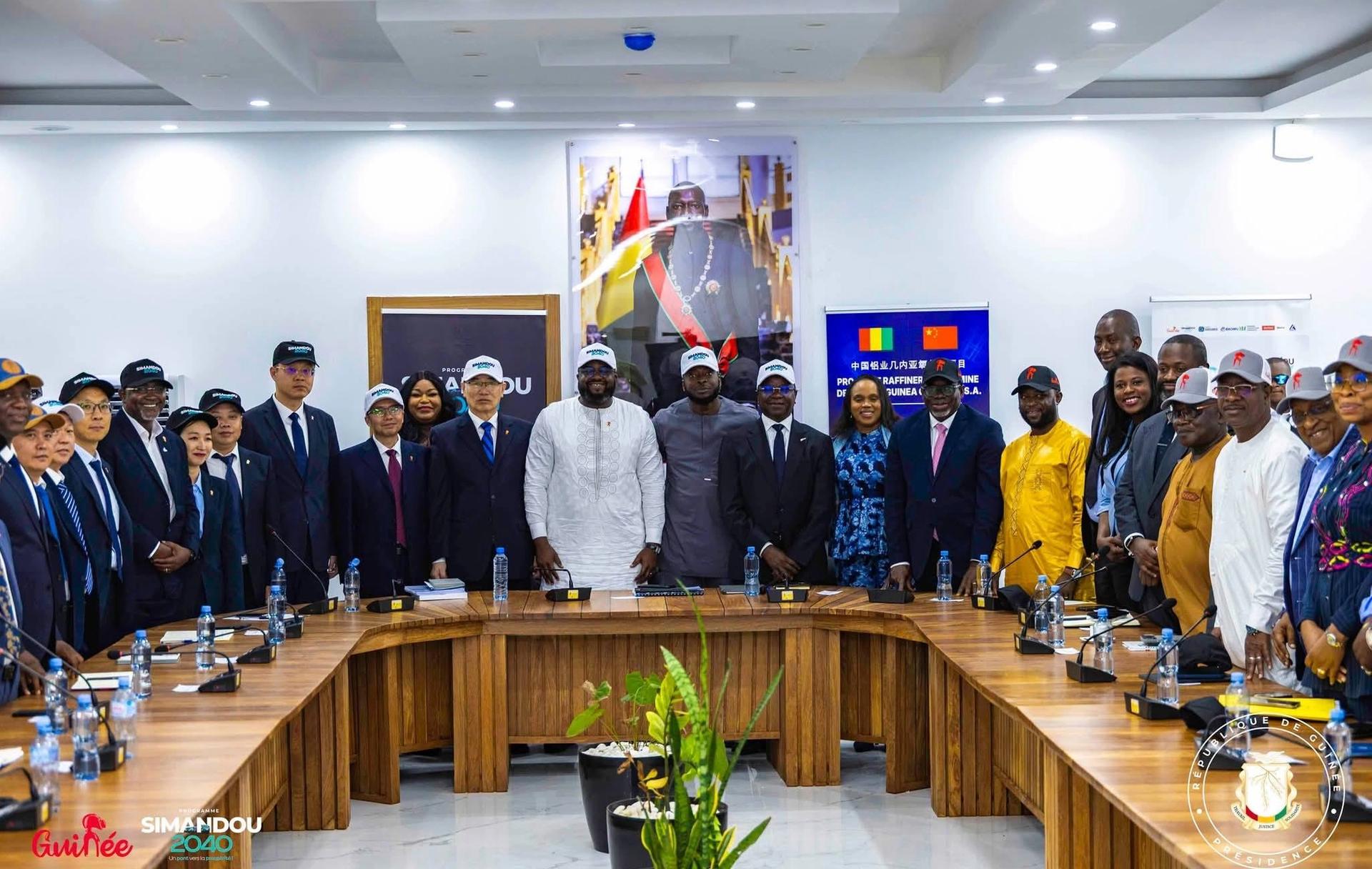 Cérémonie de signature des accords de la raffinerie Chalco à Boffa, symbolisant le transfert de compétences et l'industrialisation de la Guinée.