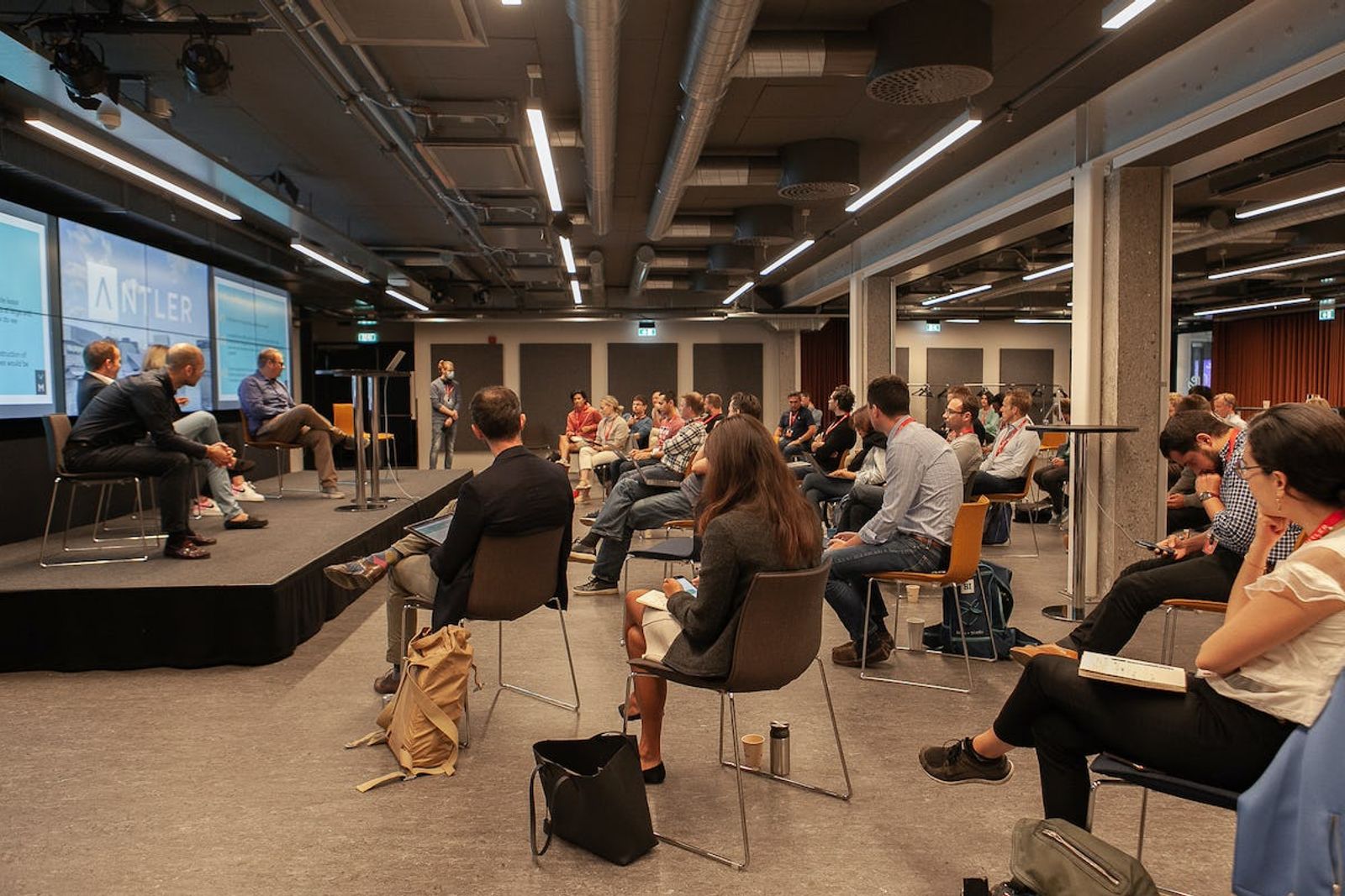 An image of an Antler Norway event bringing together industry experts and entrepreneurs in the  Norwegian energy, property and mobility sectors.