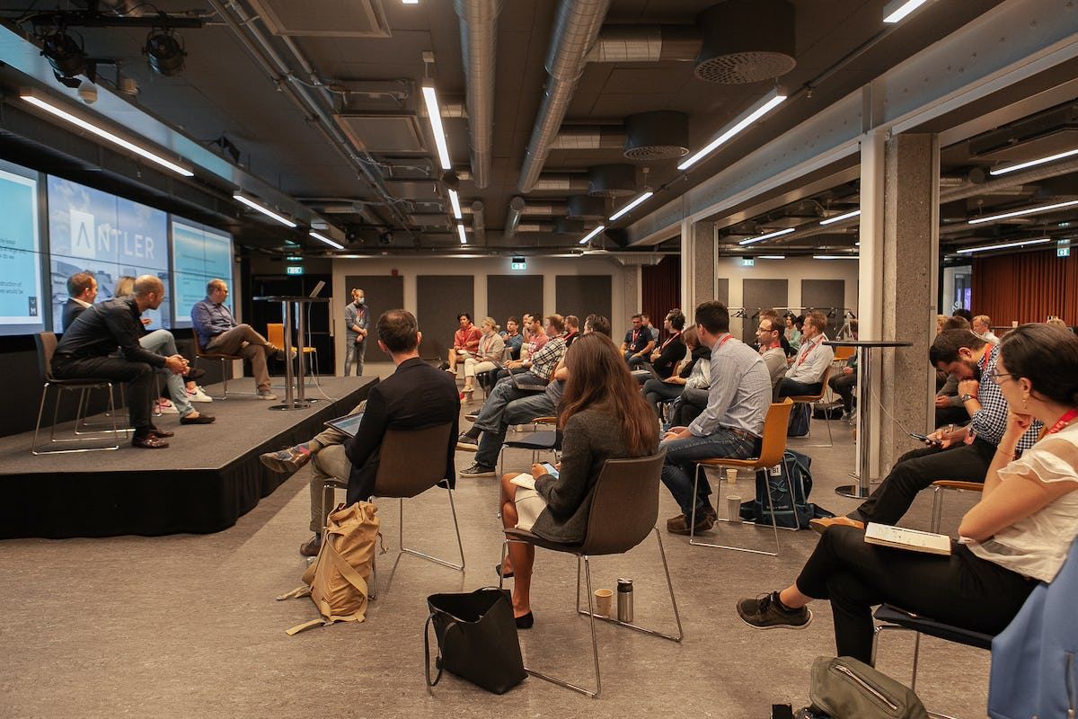 An image of an Antler Norway event bringing together industry experts and entrepreneurs in the Norwegian energy, property and mobility sectors.