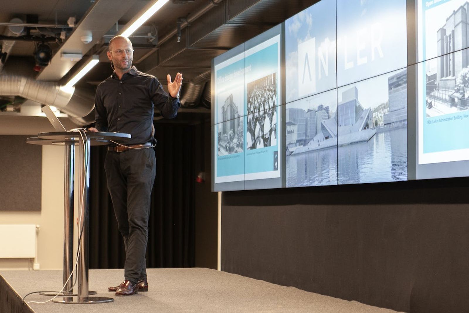 A presenter on stage at an Antler Norway event between corporates and entrepreneurs 