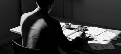 O exercício fundamental que a maioria das pessoas nunca fez, mas precisa fazer para ter dinheiro sobrando, é o rastreamento detalhado de cada centavo gasto (tracking) durante, pelo menos, 30 dias. Muitos acreditam que não sobra dinheiro, mas o rastreamento revela "gastos invisíveis" e padrões de consumo impulsivos que sabotam o orçamento.