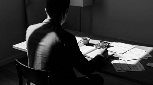 O exercício fundamental que a maioria das pessoas nunca fez, mas precisa fazer para ter dinheiro sobrando, é o rastreamento detalhado de cada centavo gasto (tracking) durante, pelo menos, 30 dias. Muitos acreditam que não sobra dinheiro, mas o rastreamento revela "gastos invisíveis" e padrões de consumo impulsivos que sabotam o orçamento.
