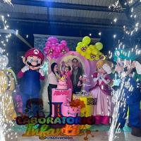 Increíble fiesta de cumpleaños infantil temática de Super Mario Bros. La cumpleañera y su familia celebran su quinto cumpleaños junto a las botargas premium de Mario, Luigi, la Princesa Peach y Bowser. El evento cuenta con escenografía, decoración de globos y efectos especiales de pirotecnia fría. Servicio profesional de entretenimiento realizado por Laboratorio Infantil 1000% Diversión.