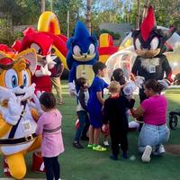 Una tarde llena de acción con el equipo completo de Sonic the Hedgehog. En la imagen se aprecia la interacción de las botargas premium de Tails, Knuckles, Sonic y Shadow con los invitados. Al fondo, se muestran nuestros inflables y brincolines gigantes disponibles para renta en eventos en jardín. Laboratorio Infantil ofrece una experiencia completa de entretenimiento con personajes, mobiliario y diversión 1000% garantizada.