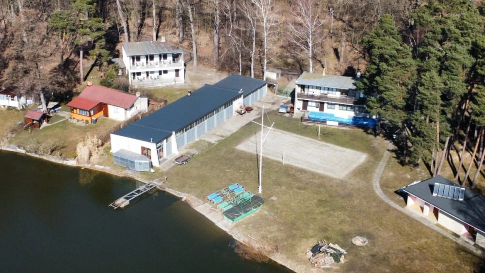 Pohled na ubytování a sportovní plochu