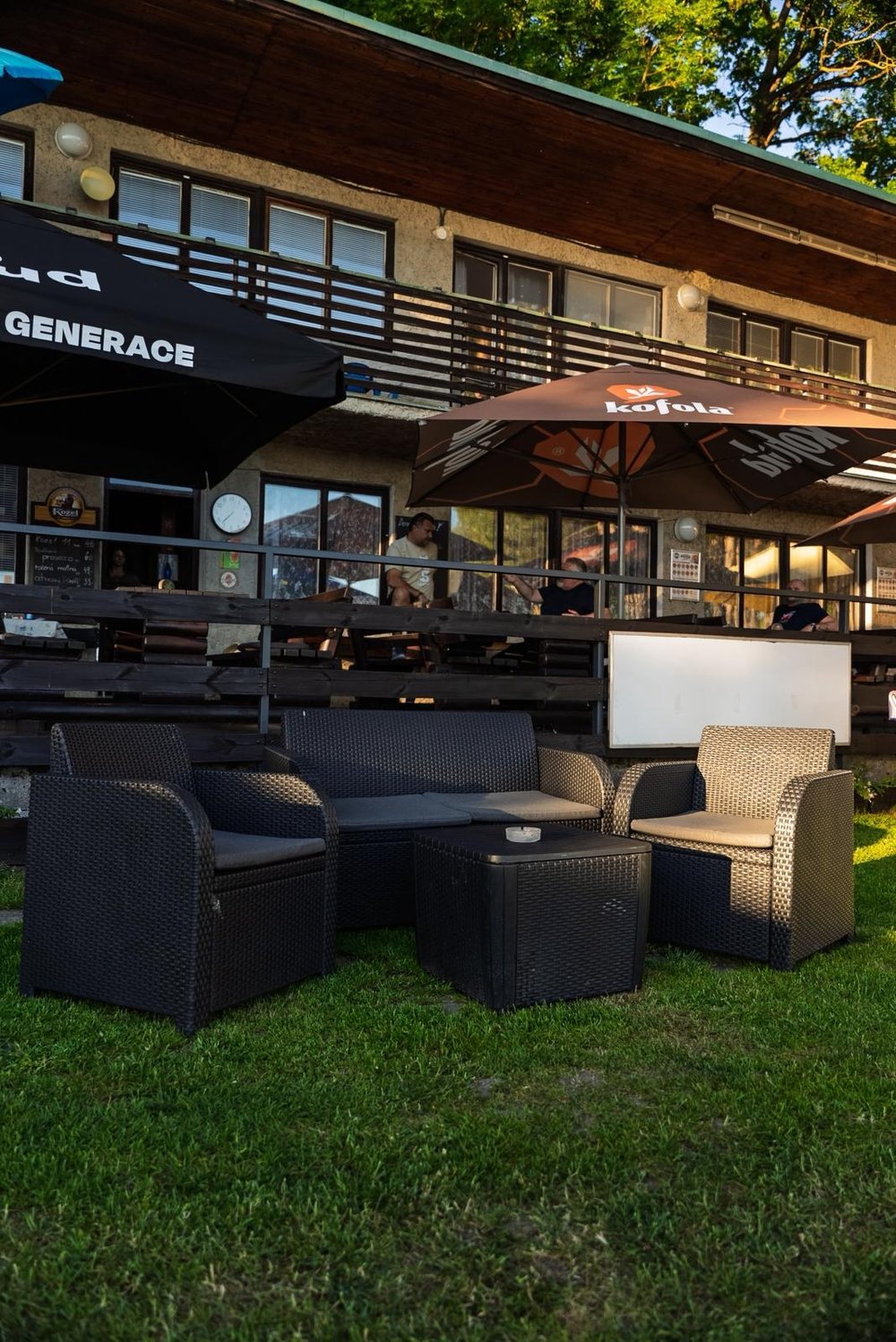 Venkovní sedačky u restaurace