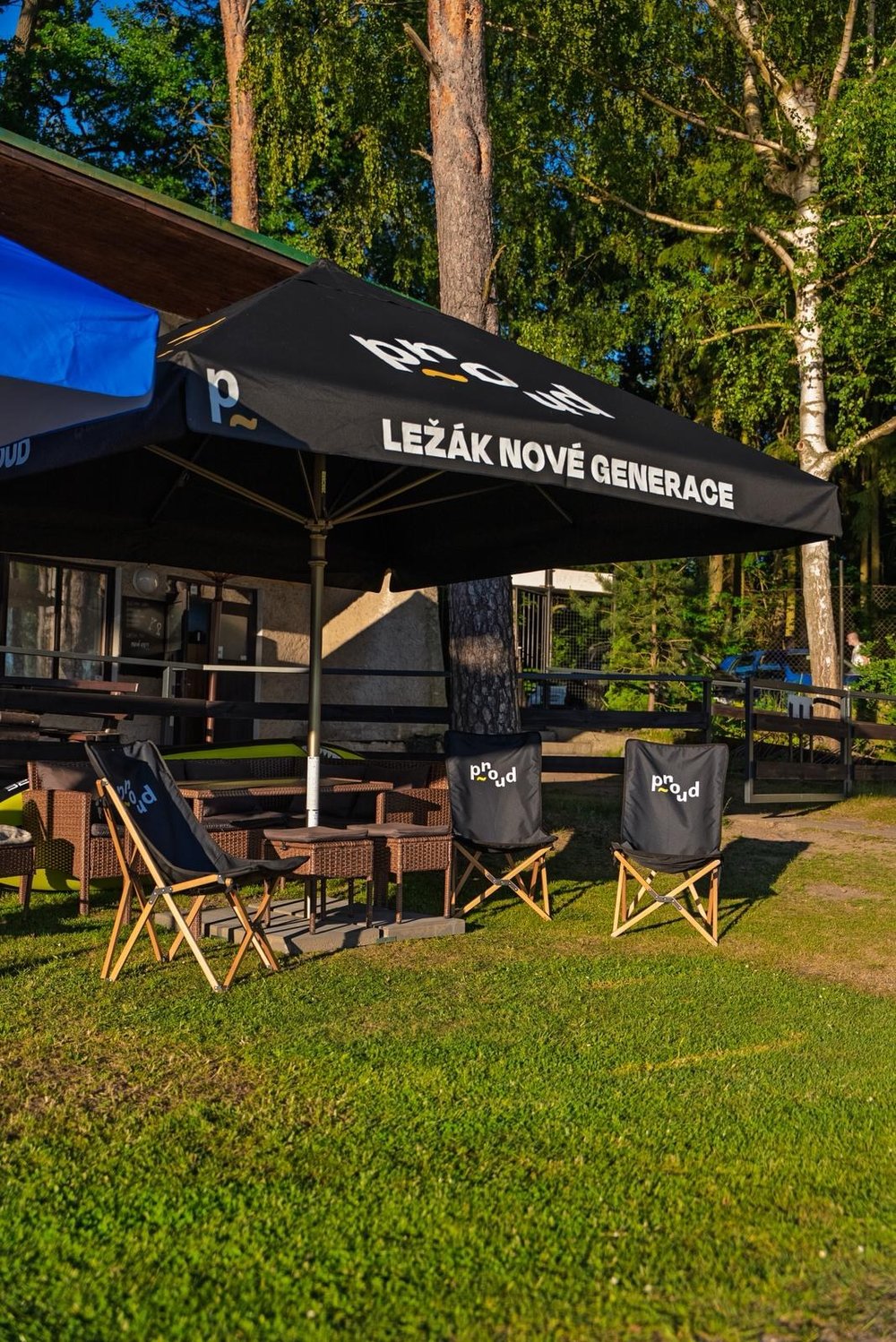Posezení pod slunečníky