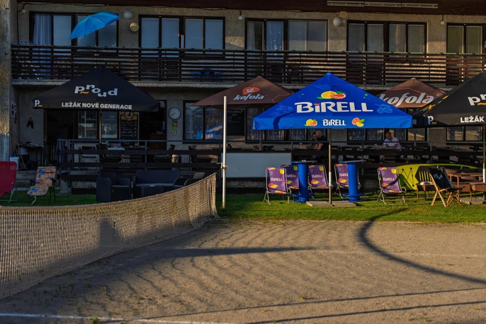 Budova penzionu a hřiště na plážový volejbal