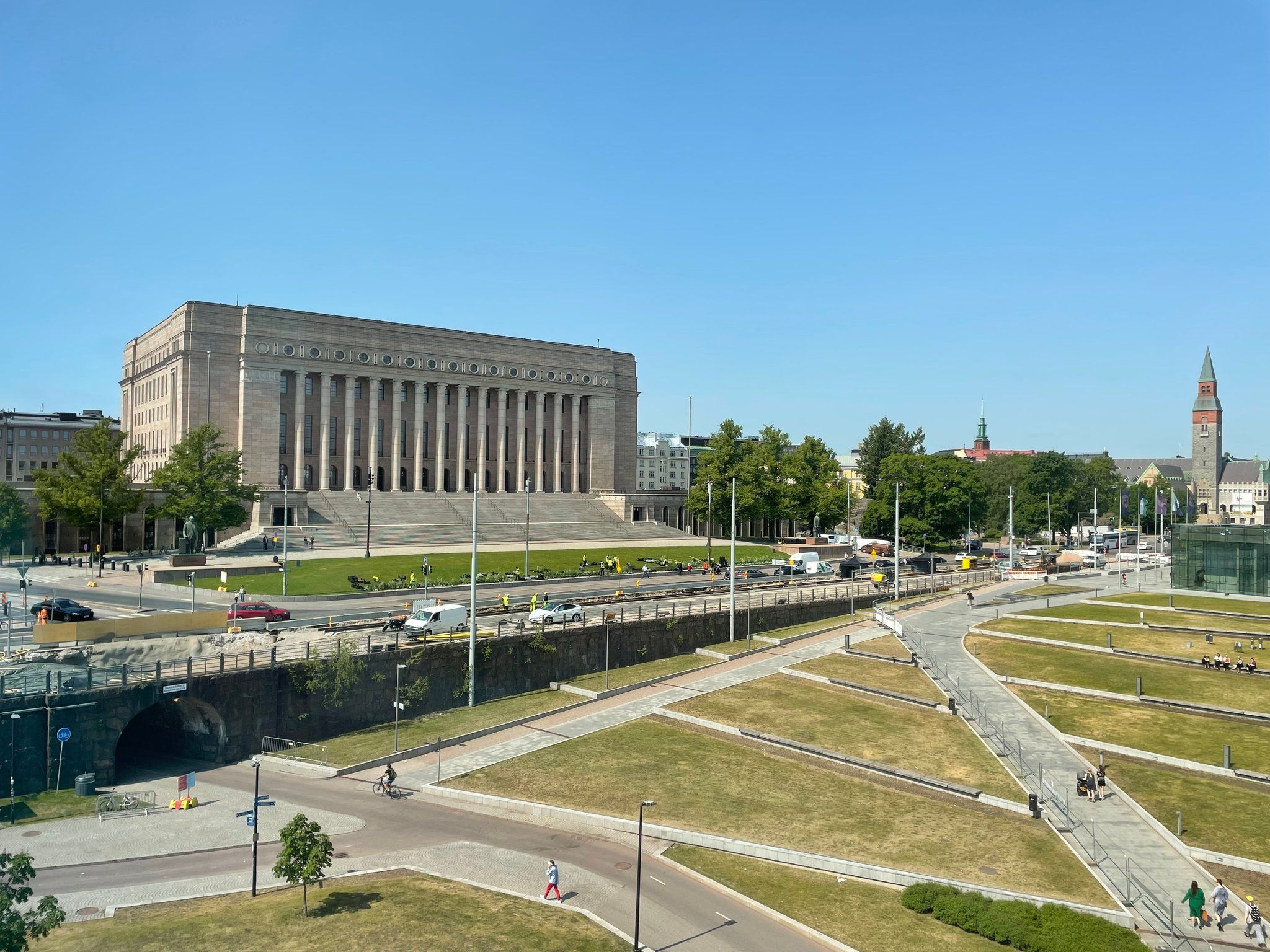 Arkadianmäki keväällä Kiasmasta kuvattuna