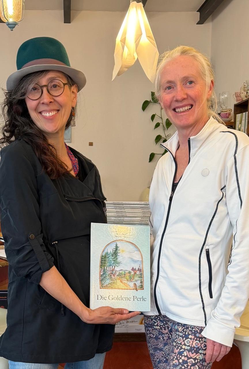 Zwei Frauen präsentieren das Buch „Die Goldene Perle“ in der Galerie Las Comadres.