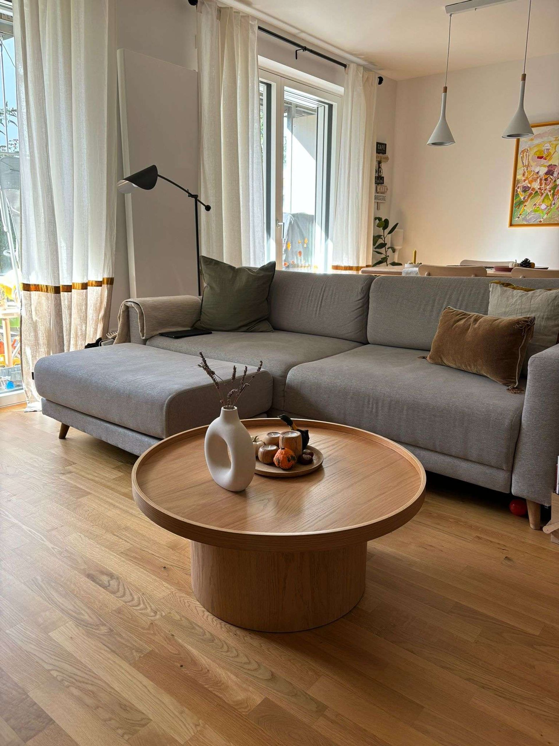 Helles Wohnzimmer mit natürlichen Tönen