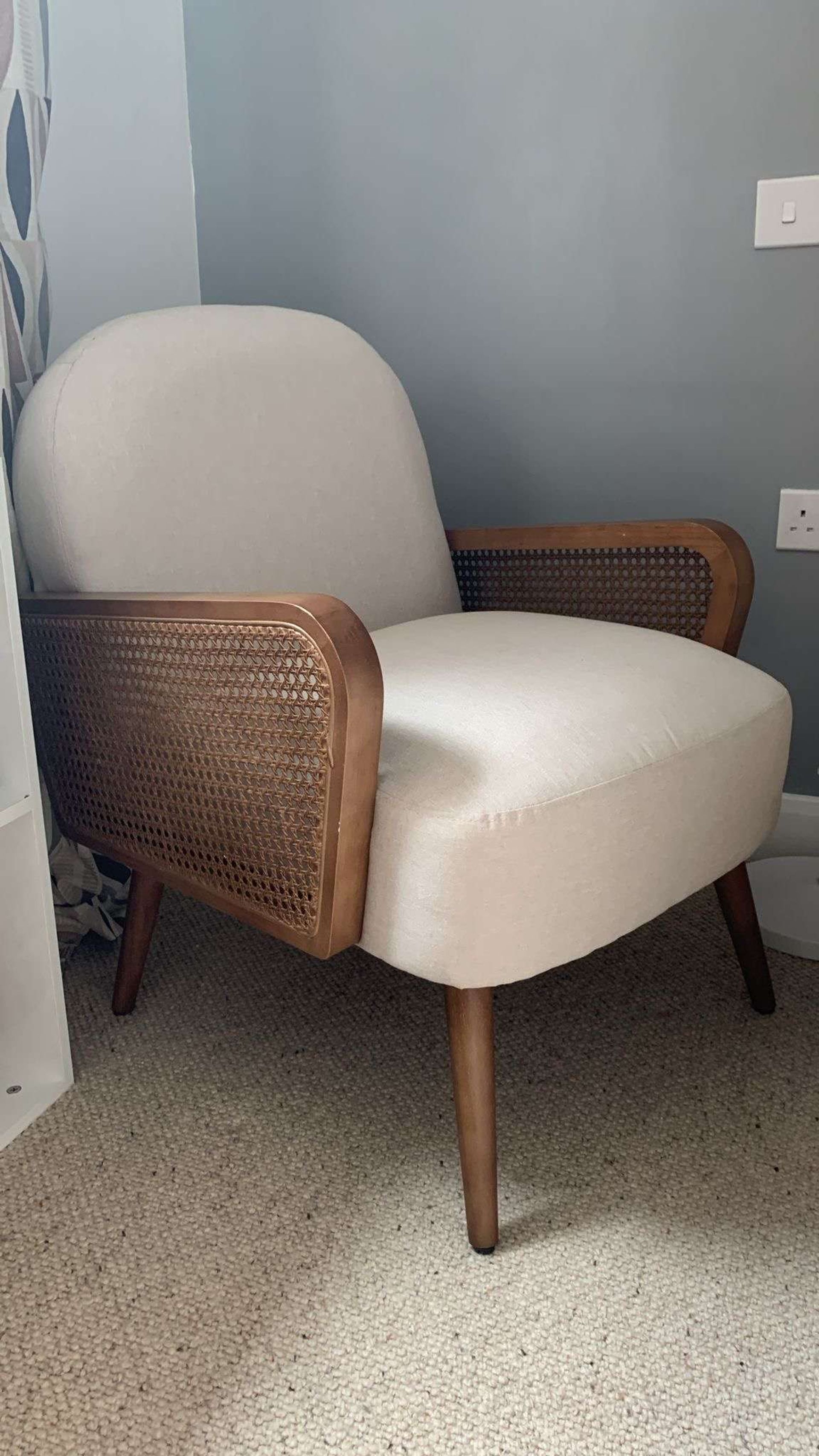 Sessel mit Rattan-Armlehnen