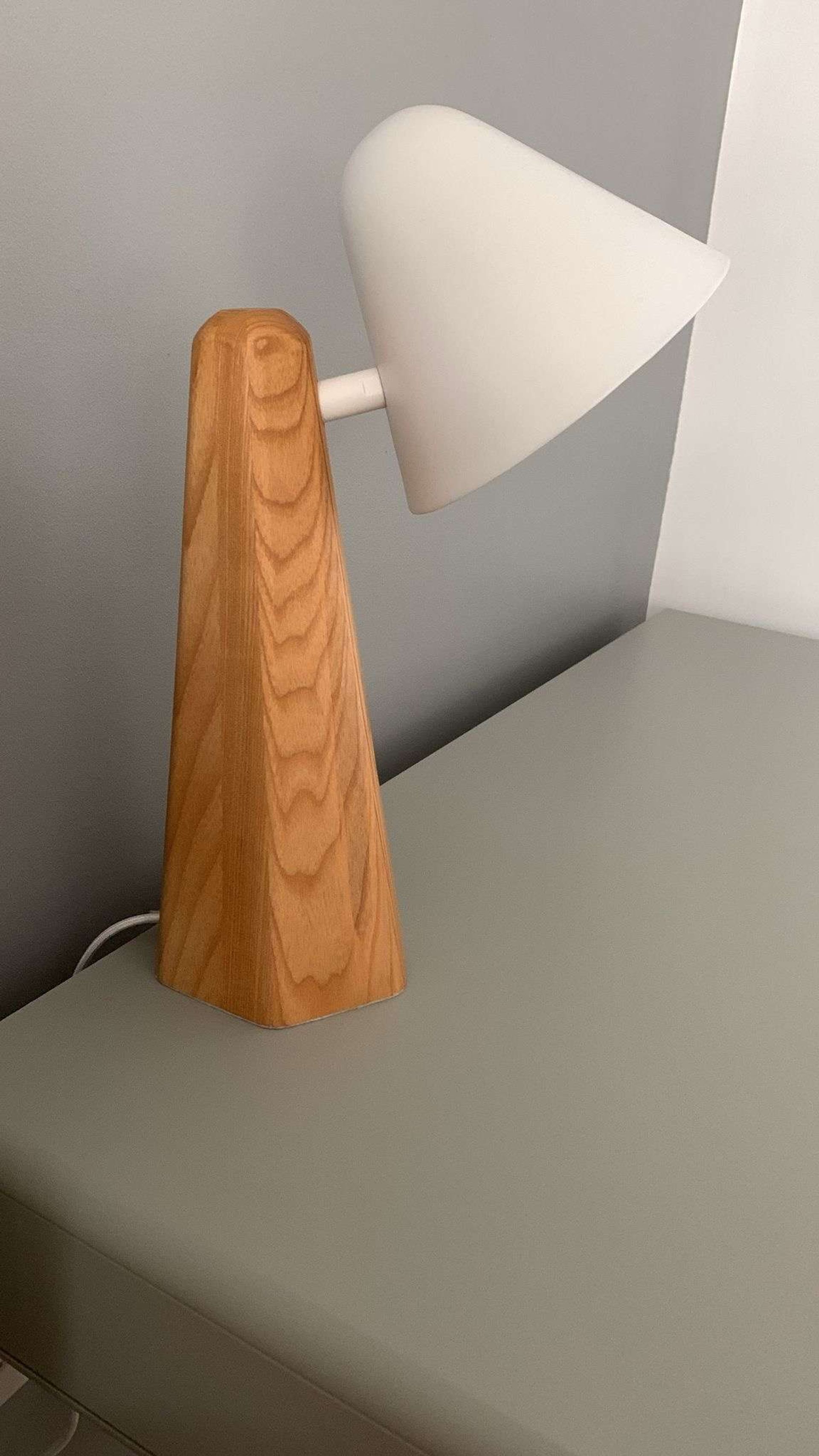 Tischlampe mit Holzfuß