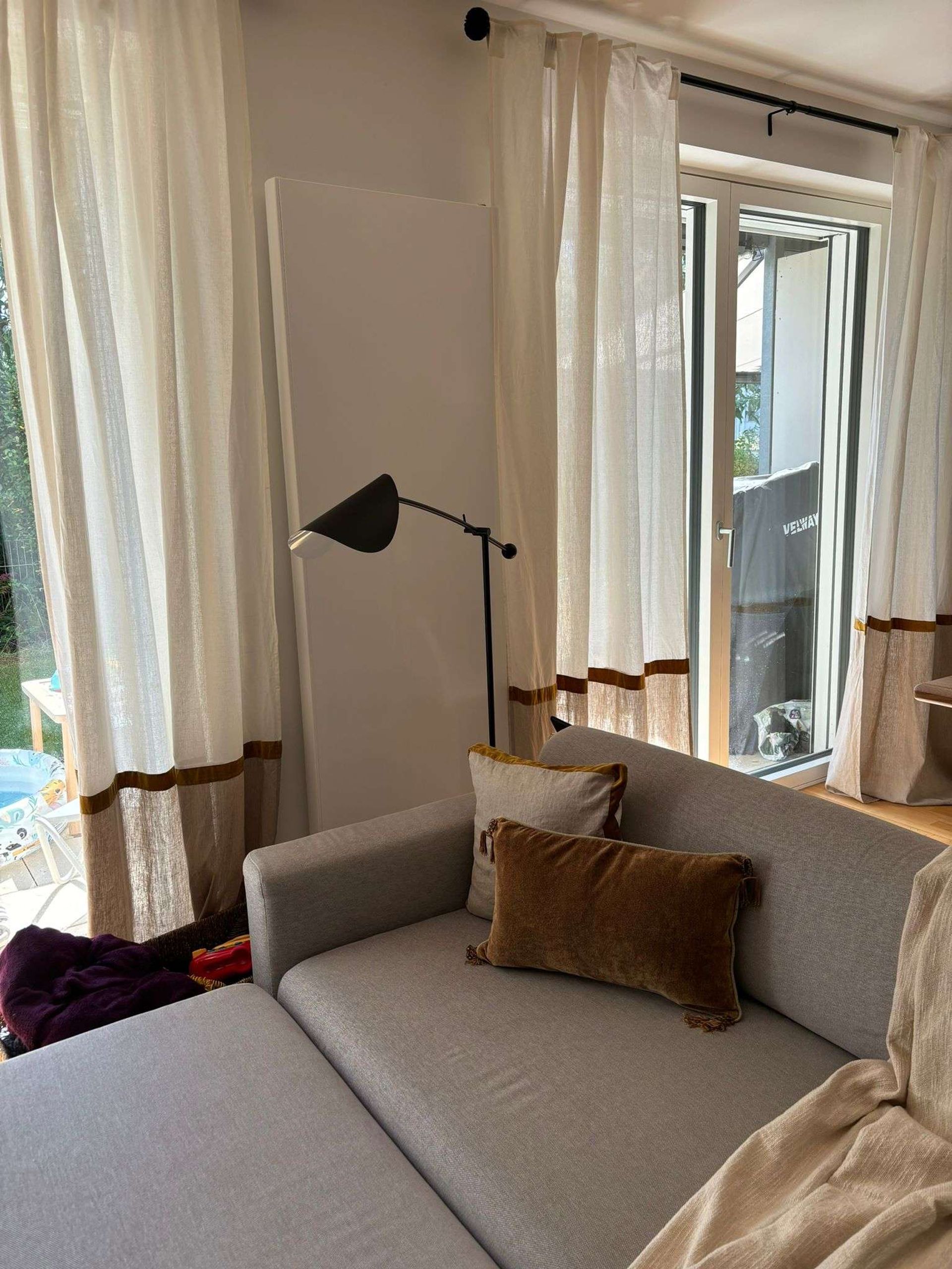 Gemütliche Kissen auf dem Sofa und Vorhänge