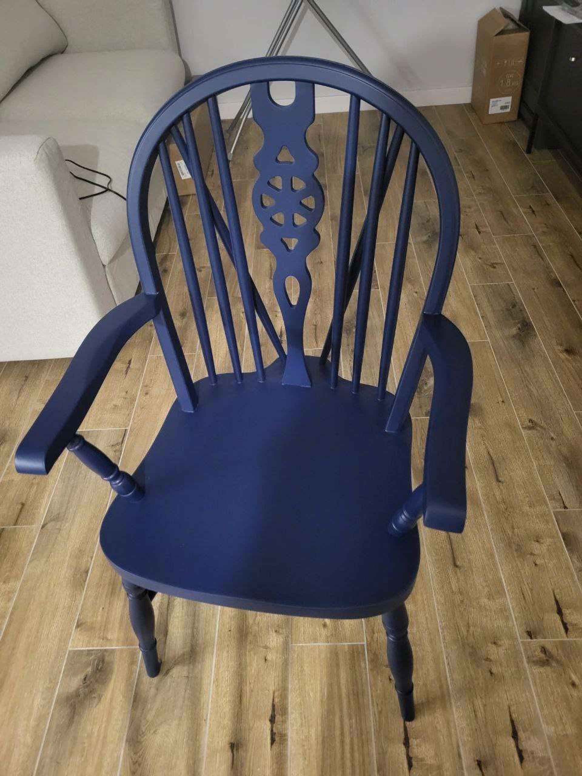 Projektstart: geschnitzter blauer Sessel