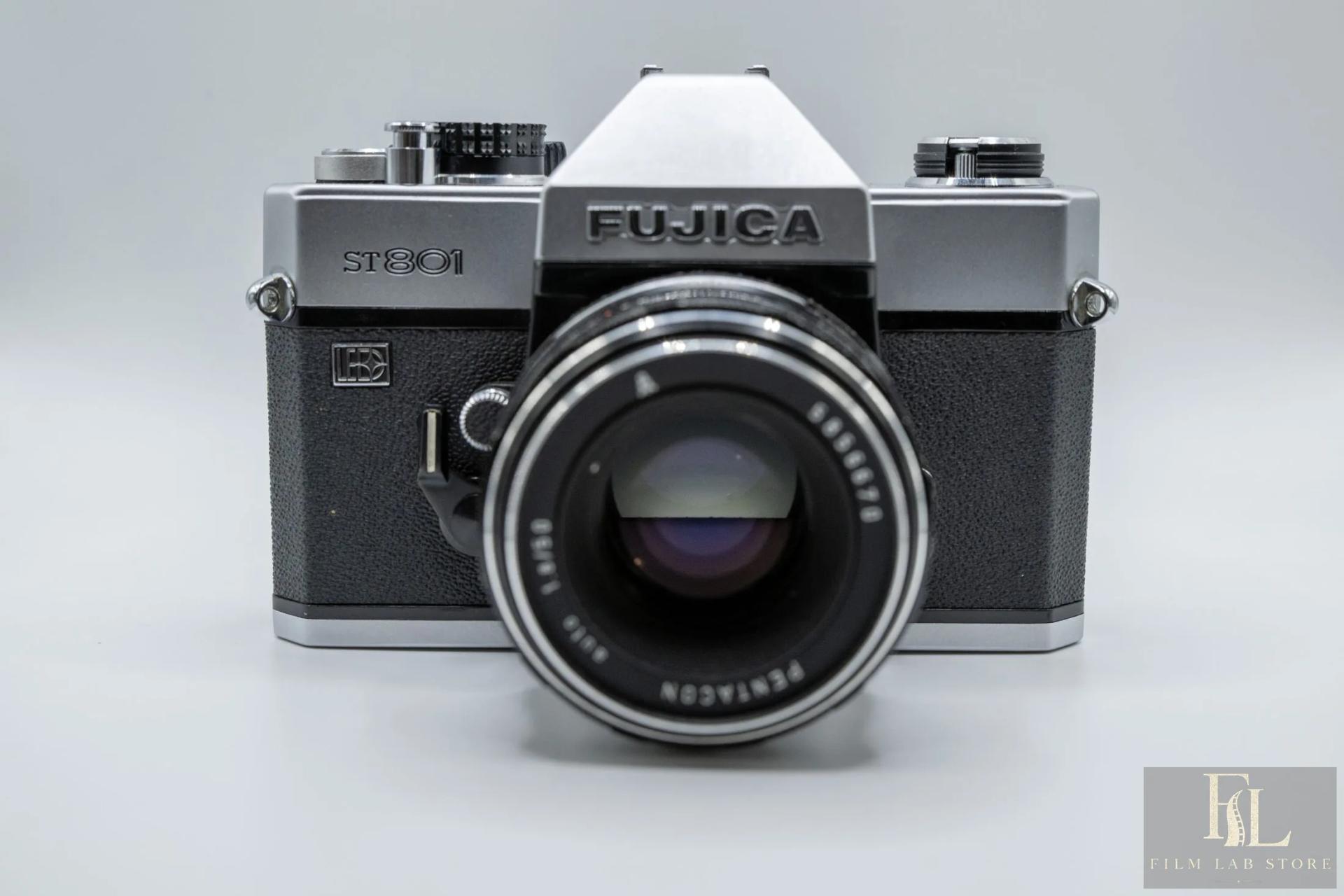 Fujica ST801 — плёночная зеркальная камера 35 мм с объективом Pentacon auto 50 мм f/1.8 (M42)
