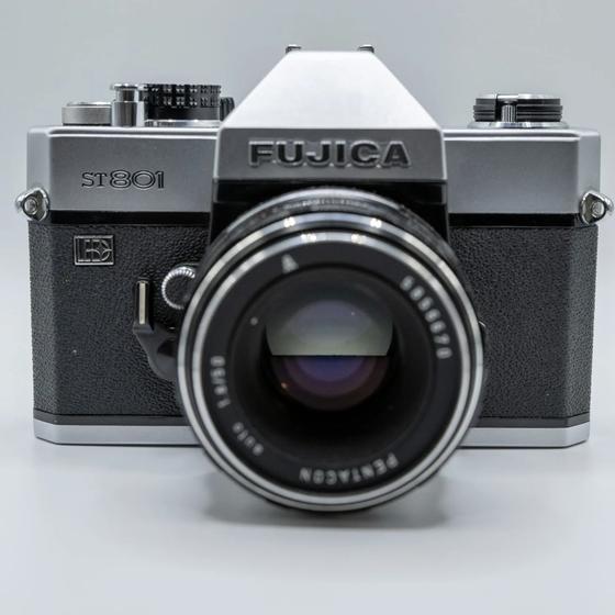 Fujica ST801 — плёночная зеркальная камера 35 мм с объективом Pentacon auto 50 мм f/1.8 (M42)