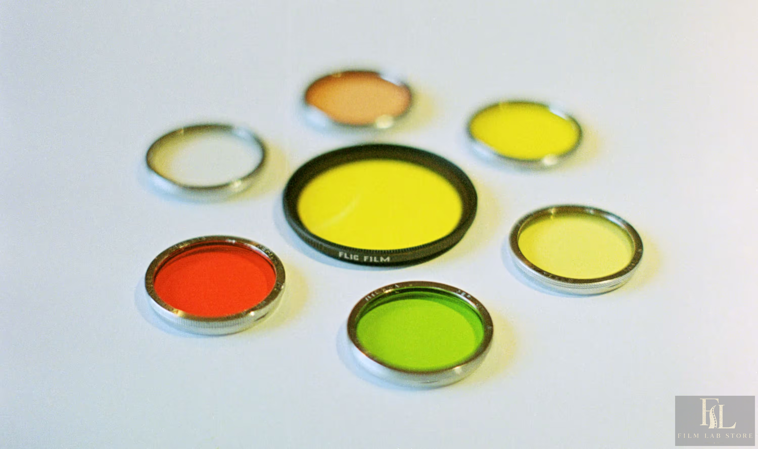 Round coloured filters for film-camera lenses