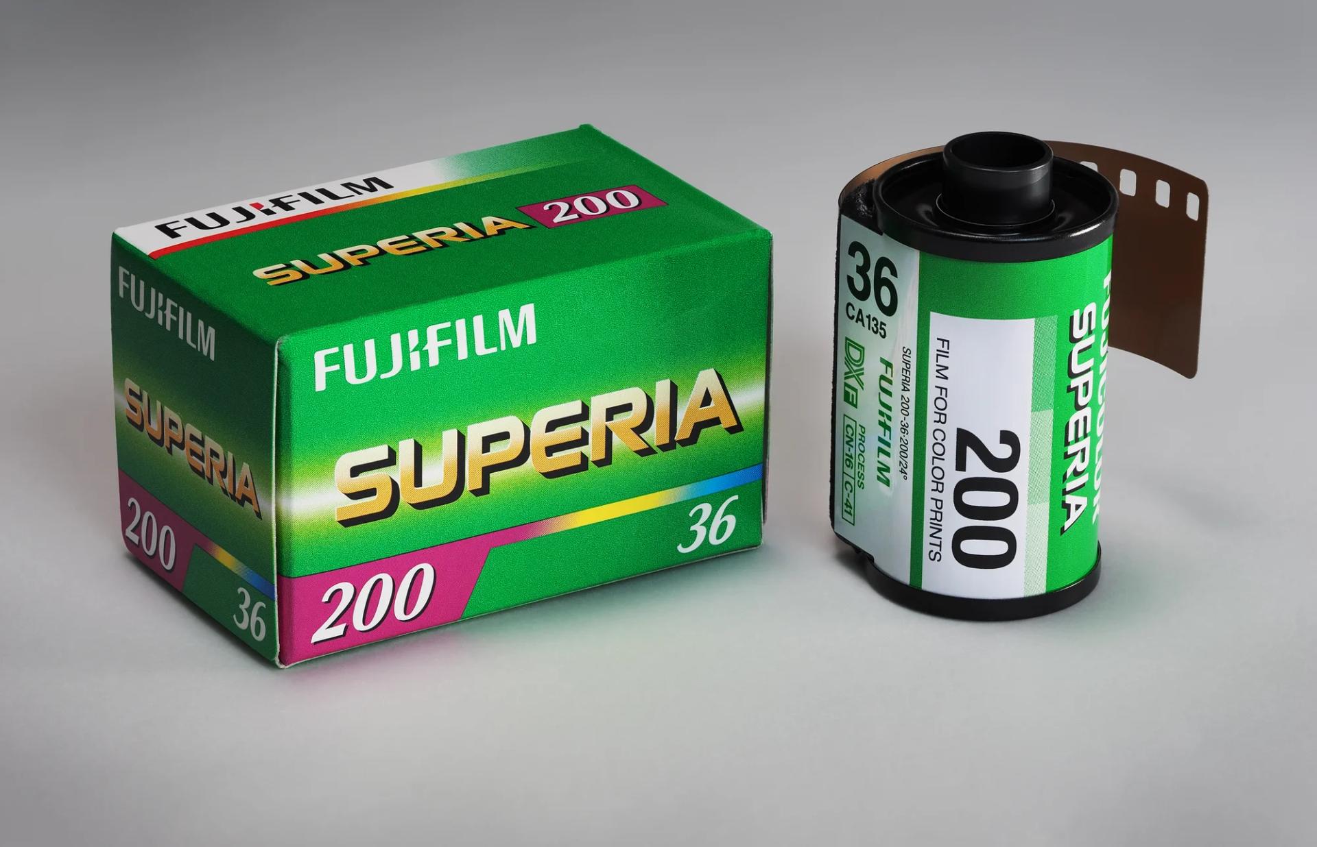 Fujifilm Superia 200 — цветная фотоплёнка 135, 36 кадров, ISO 200, просроченная 07/2002