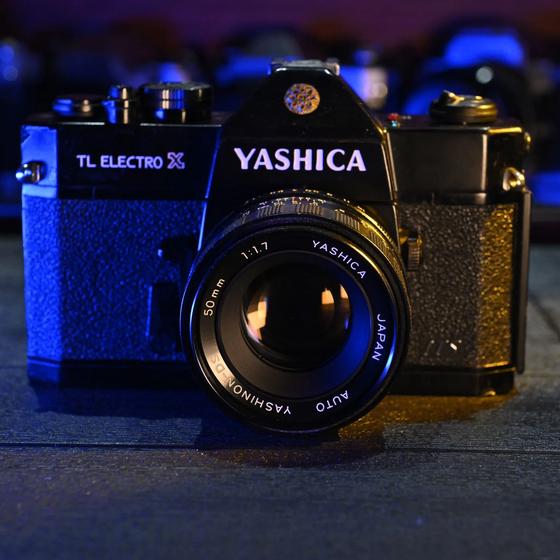 Yashica TL Electro X — плёночная зеркальная камера 35 мм с объективом Yashinon-DS 50 мм f/1.7 (M42)