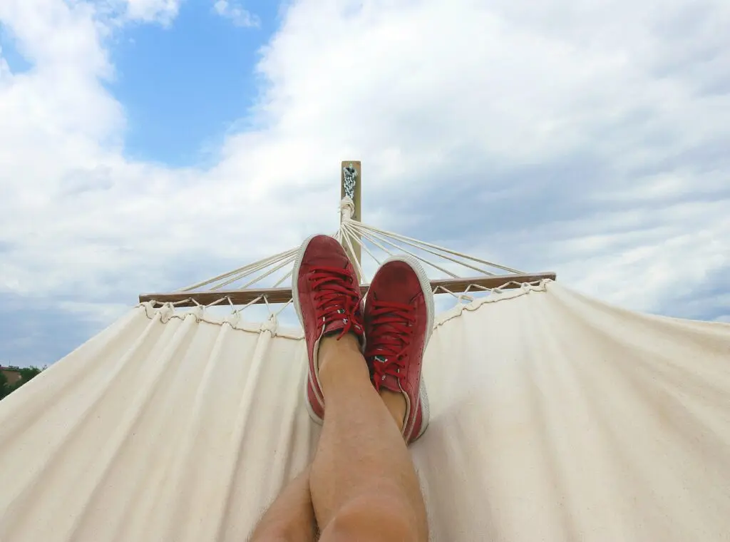 chillen met je billen in een hangmat